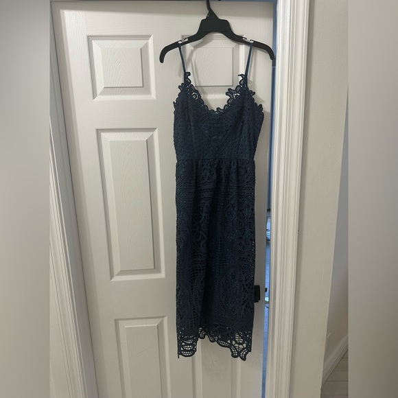 Beautiful and Elegant evening dress size small and worn only once! - Picture 2 of 3